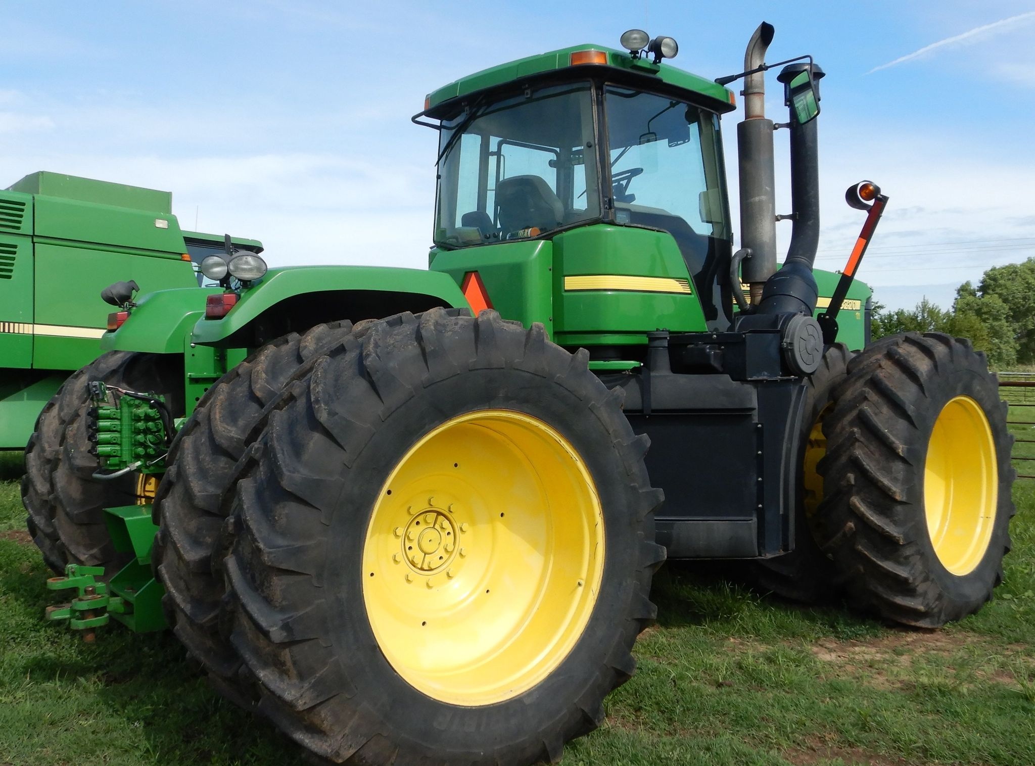 2004 John Deere 9220 4WD - Image 9